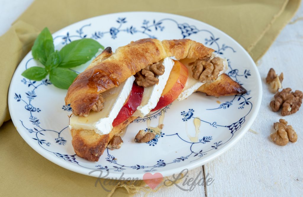 Croissant met brie, walnoot en nectarine