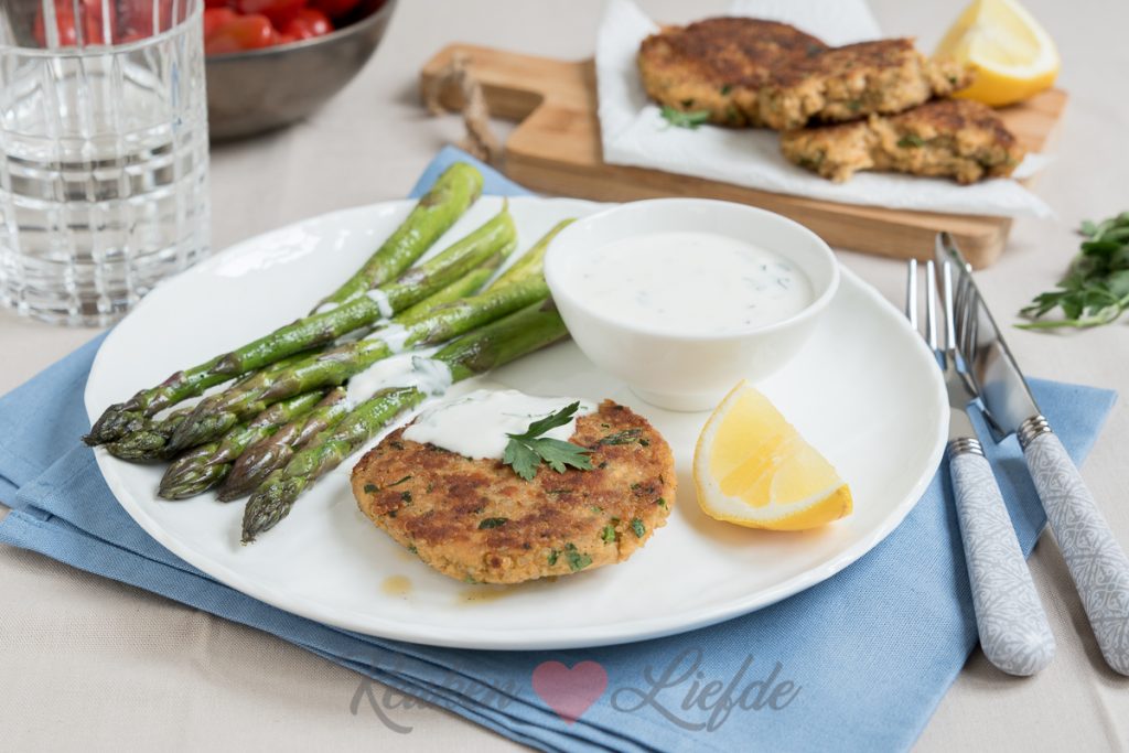 Quinoa-zalmburger met yoghurtsaus
