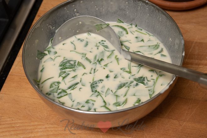 Maak het pannenkoekbeslag en roer de spinazie erdoor