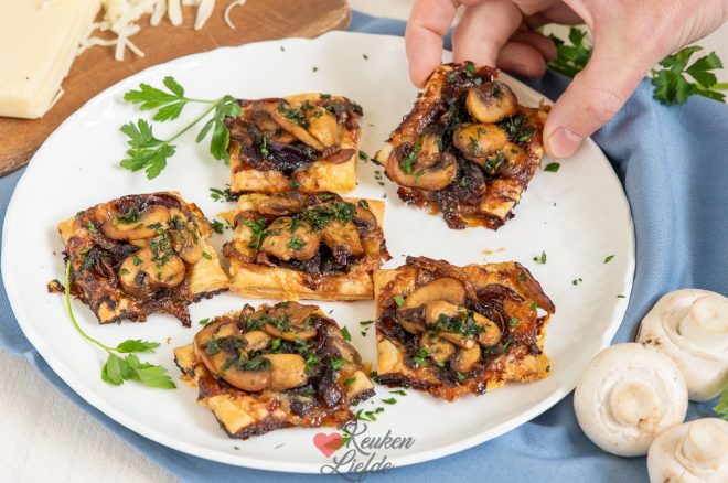 Bladerdeeghapjes met gekaramelliseerde ui, champignons en Gruyère