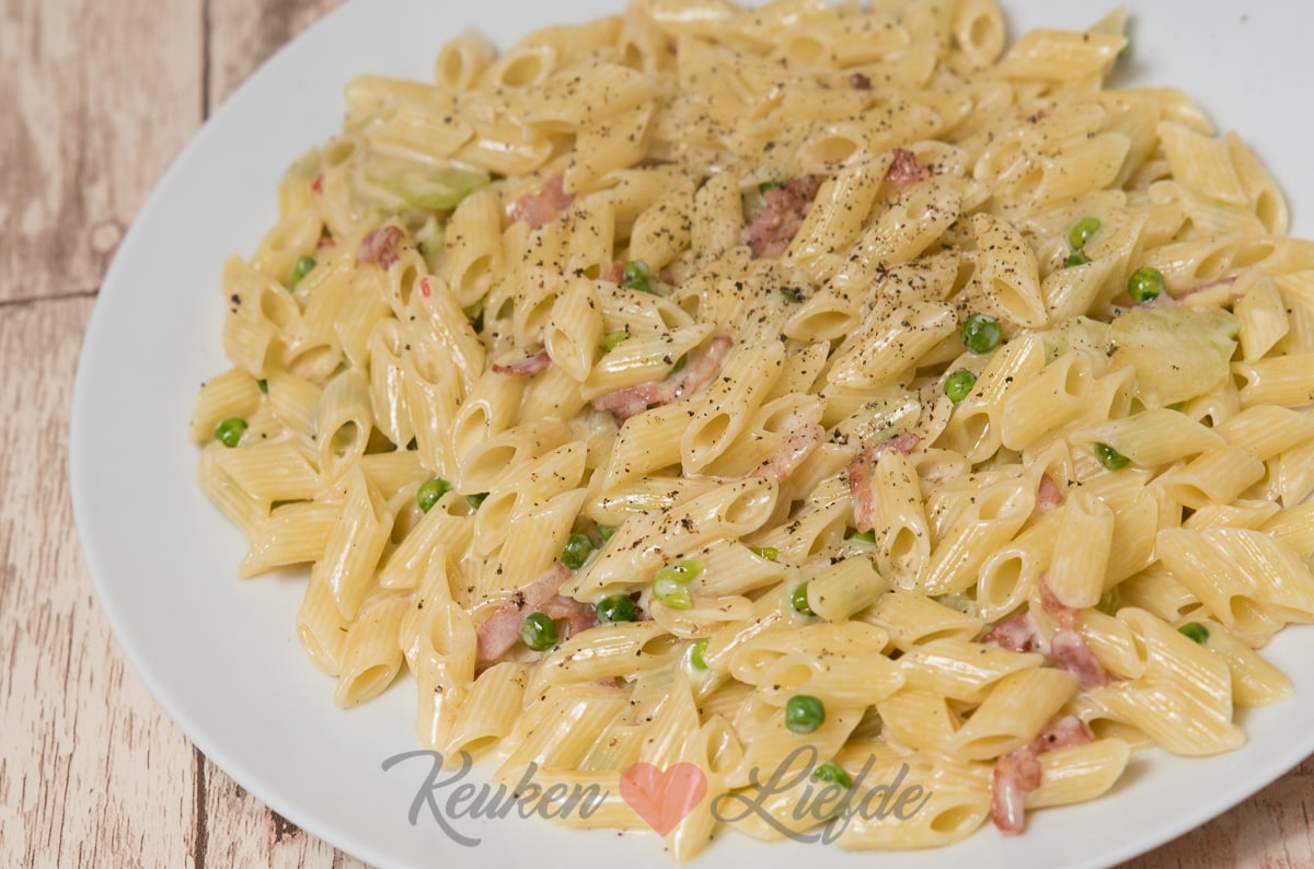 Penne met broccoli, doperwten, spek en roomsaus