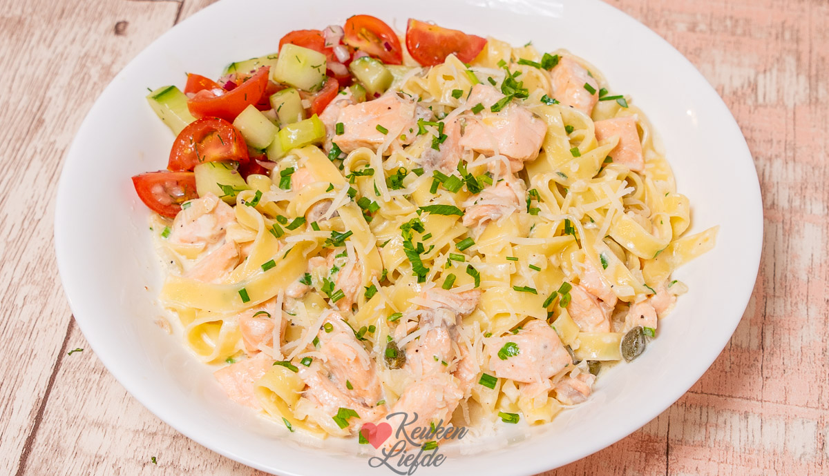 Pasta met zalm en witte-wijnsaus