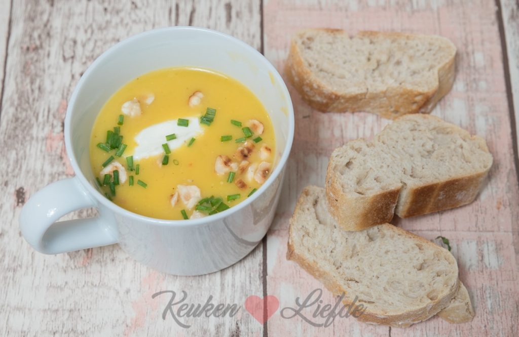 Pompoensoep met hazelnoot, crème fraîche en bieslook