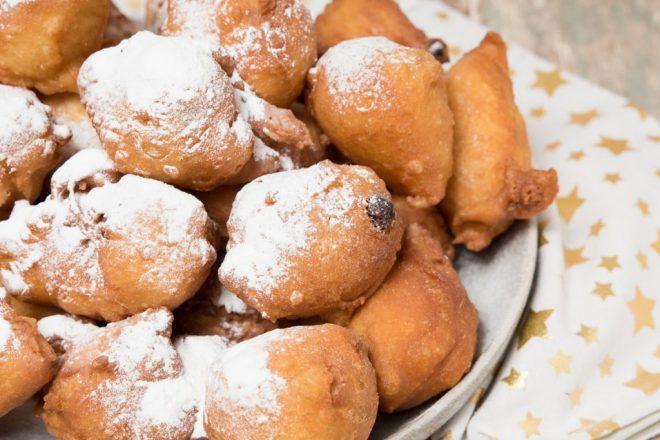 Oliebollen met appel, kaneel en rozijnen