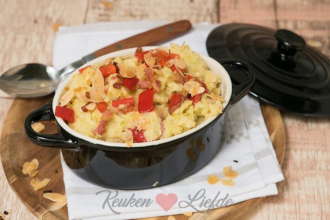 Spruitjesstamppot met zoete puntpaprika en spekjes