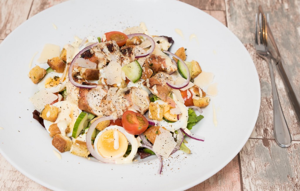 Club sandwich salade met honing-mosterdsaus