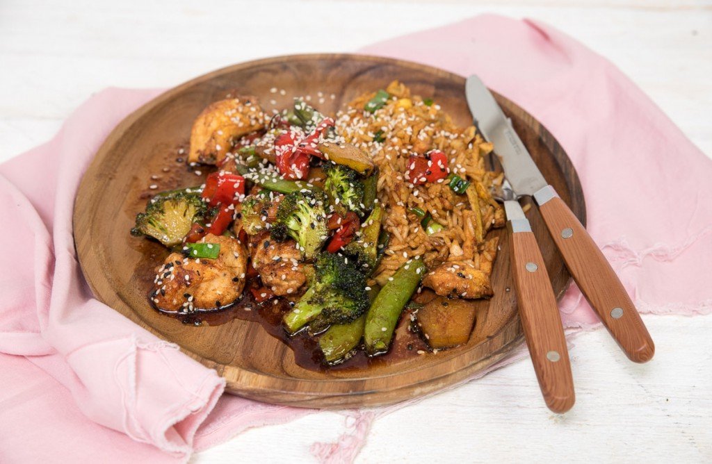 Groenten en kip uit de oven in sojasaus-marinade