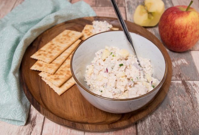Kipsalade met appel en gembersiroop