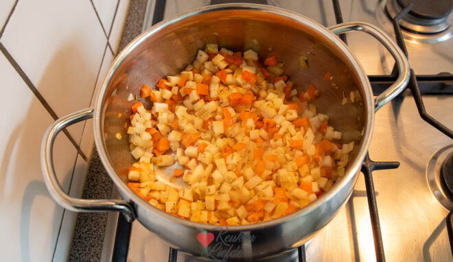 Bak de groenten en risotto kort mee