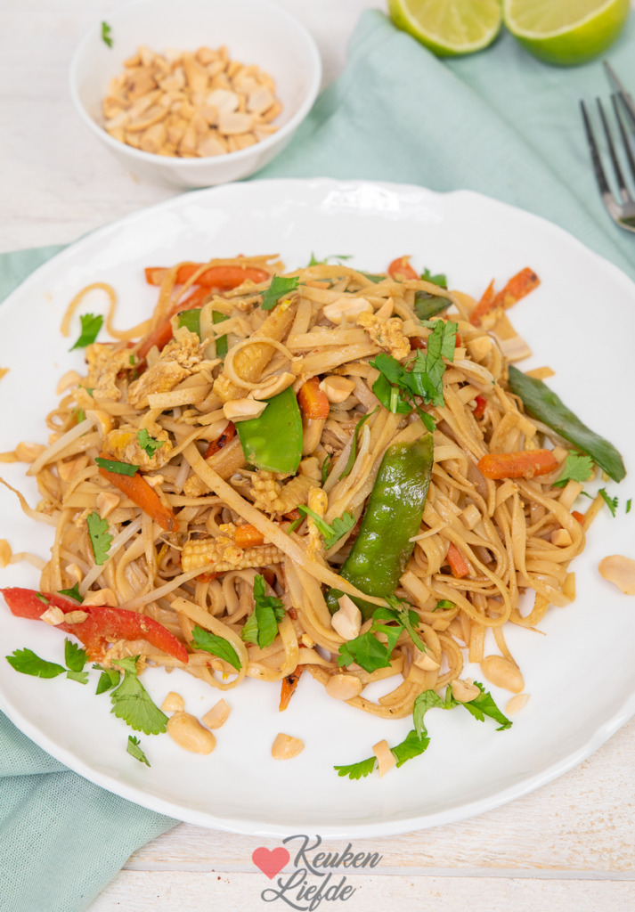 Vegetarische pad thai met peulen en wortel Vegetarische pad thai met peulen en wortel