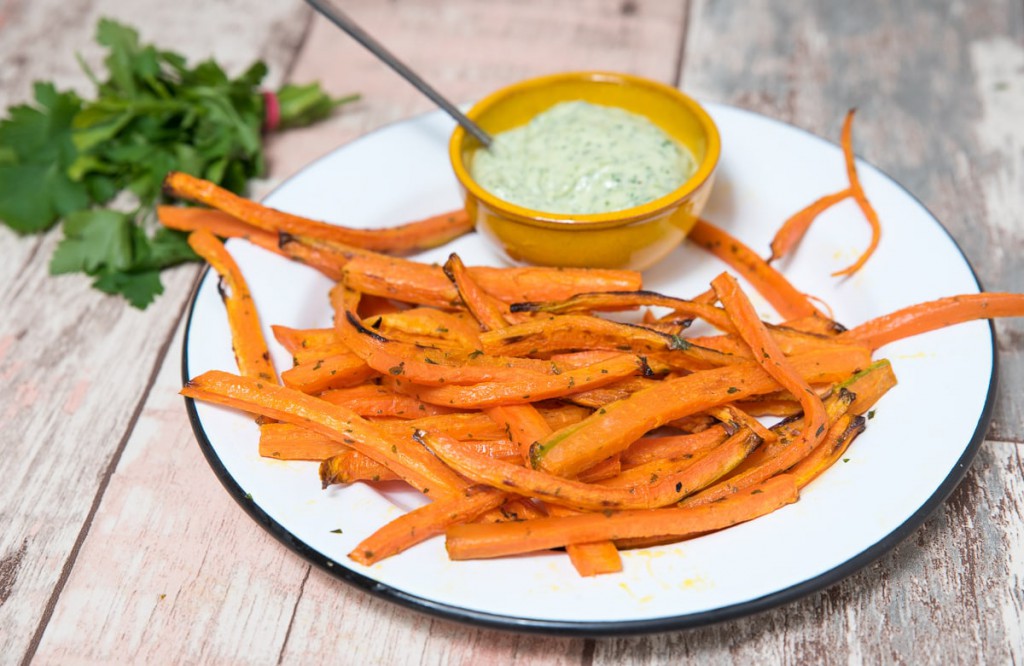 Wortelfriet uit de oven met peterseliemayonaise