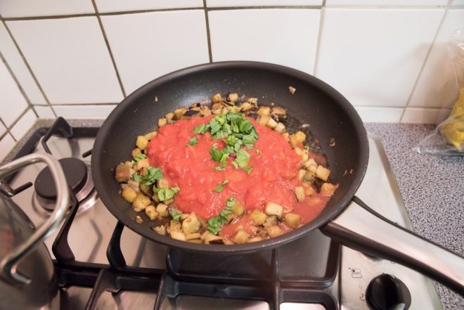 Maak de tomatensaus