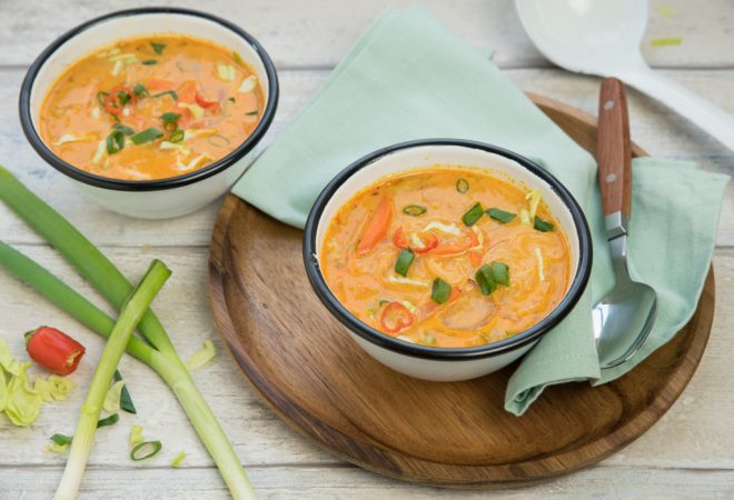 Snelle currysoep met wortel, spitskool en rijstvermicelli