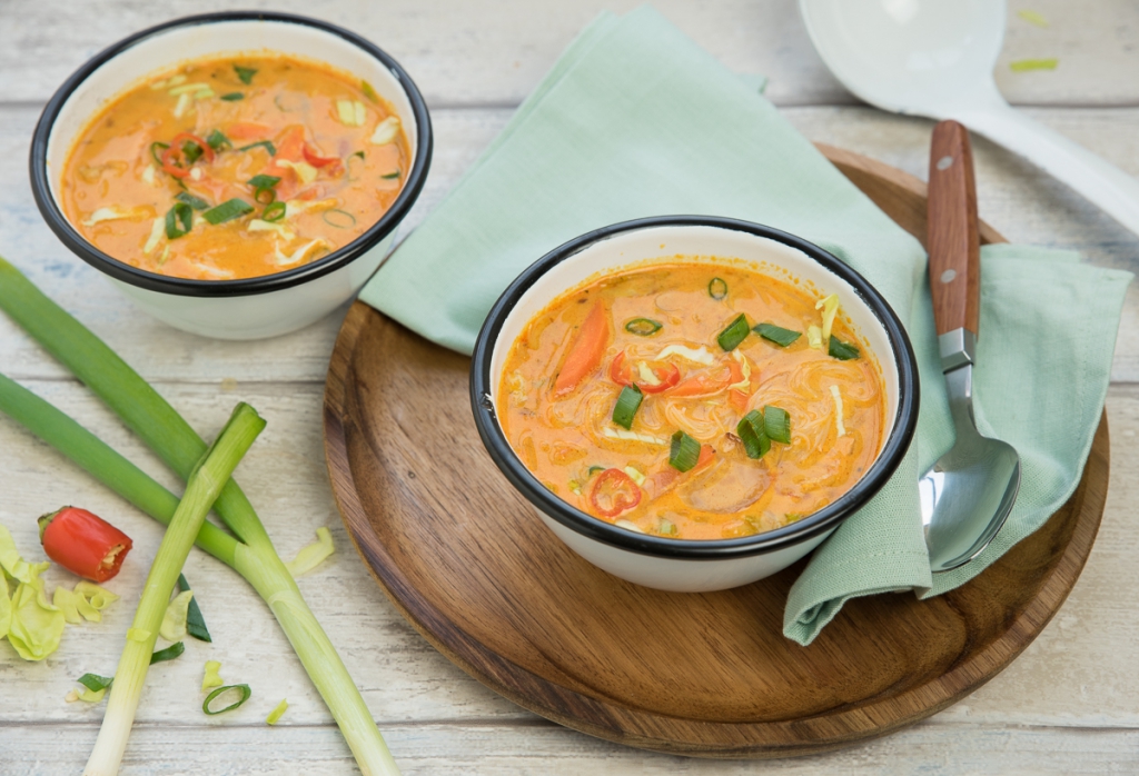 Snelle currysoep met wortel, spitskool en rijstvermicelli