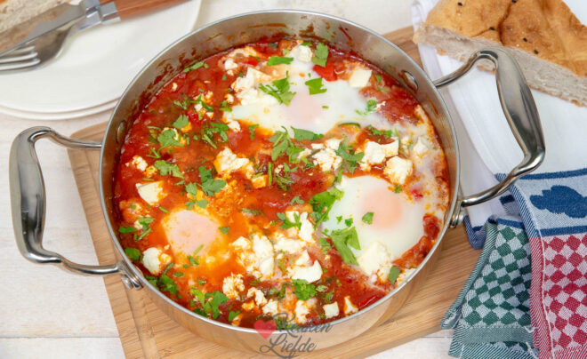 Tomatenpannetje met ei, courgette en feta