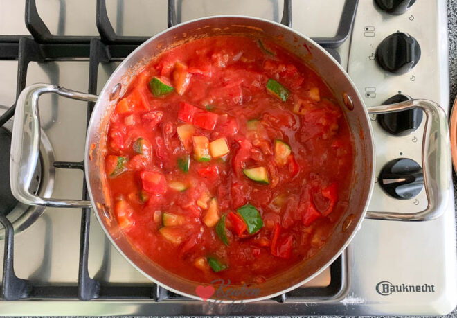 Voeg tomatenblokjes toe en laat pruttelen
