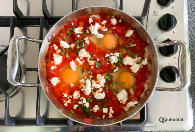 Voeg eieren en feta toe