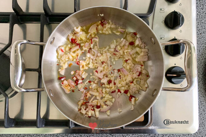 Fruit de sjalot, knoflook en rode peper