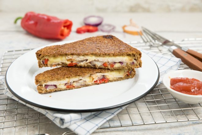 Tosti met gerookte kip en zoete puntpaprika