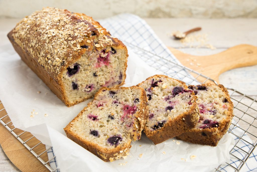 Havermout-yoghurtcake met bosvruchten