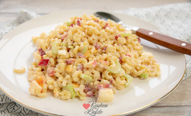 Macaroni salade met appel en bleekselderij