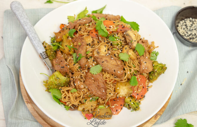 Varkenshaas roerbak met broccoli en wortel