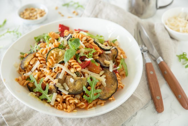 Pasta met tomatensaus en gegrilde groenten