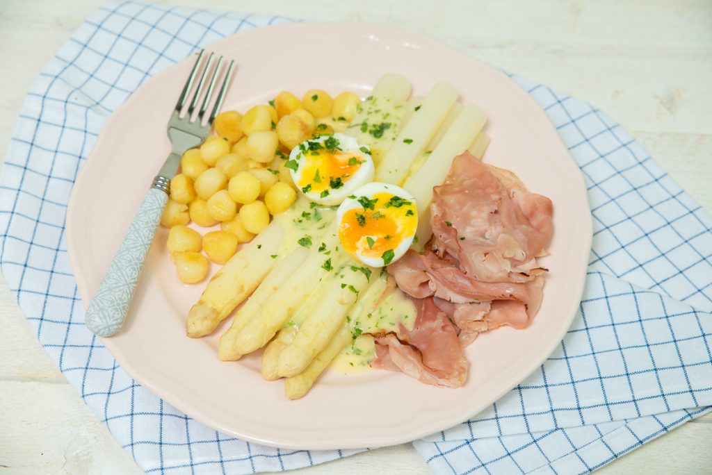 Witte asperges met beenham, krieltjes en aspergesaus
