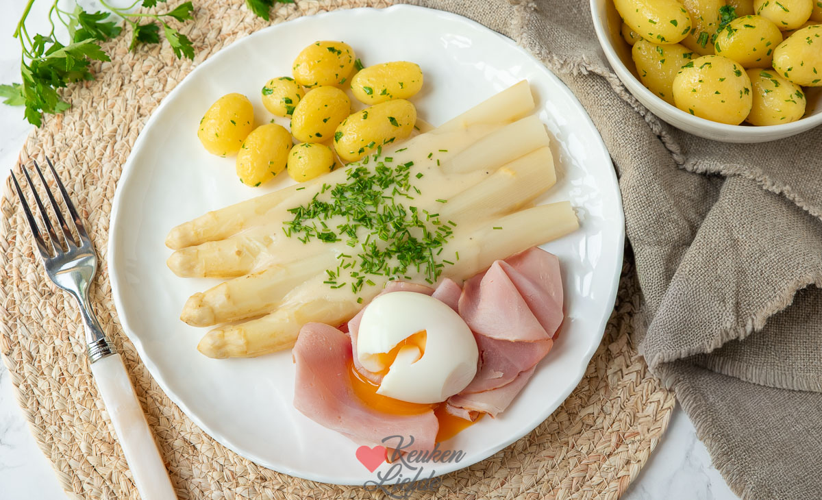 Witte asperges met beenham, krieltjes en aspergesaus