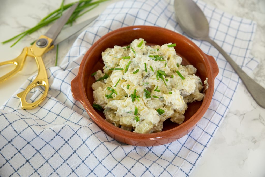 Aardappelsalade met crème fraîche en bieslook