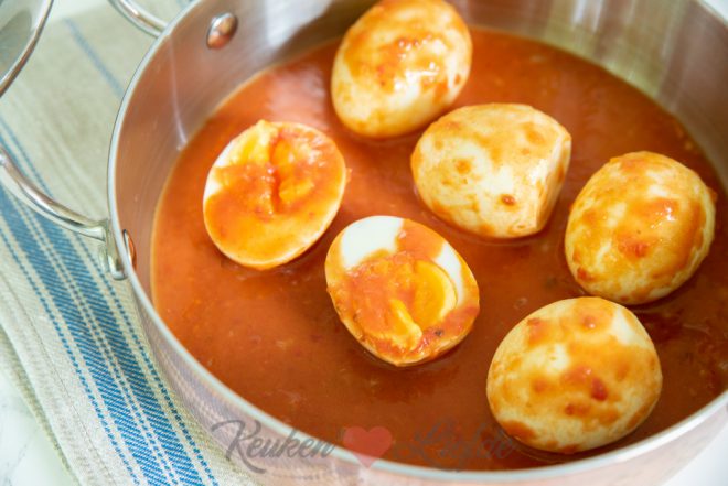 Sambal goreng telor (eieren in pittige saus)