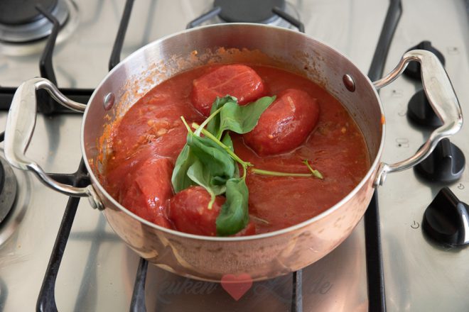 Maak de tomatensaus