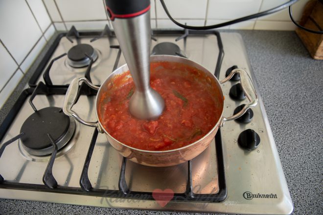 Pureer de tomaten tot een gladde saus