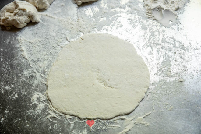 Rol elk stuk deeg uit tot een platte, dunne lap. 