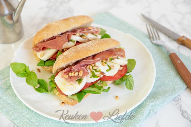 Ciabatta caprese met Parmaham