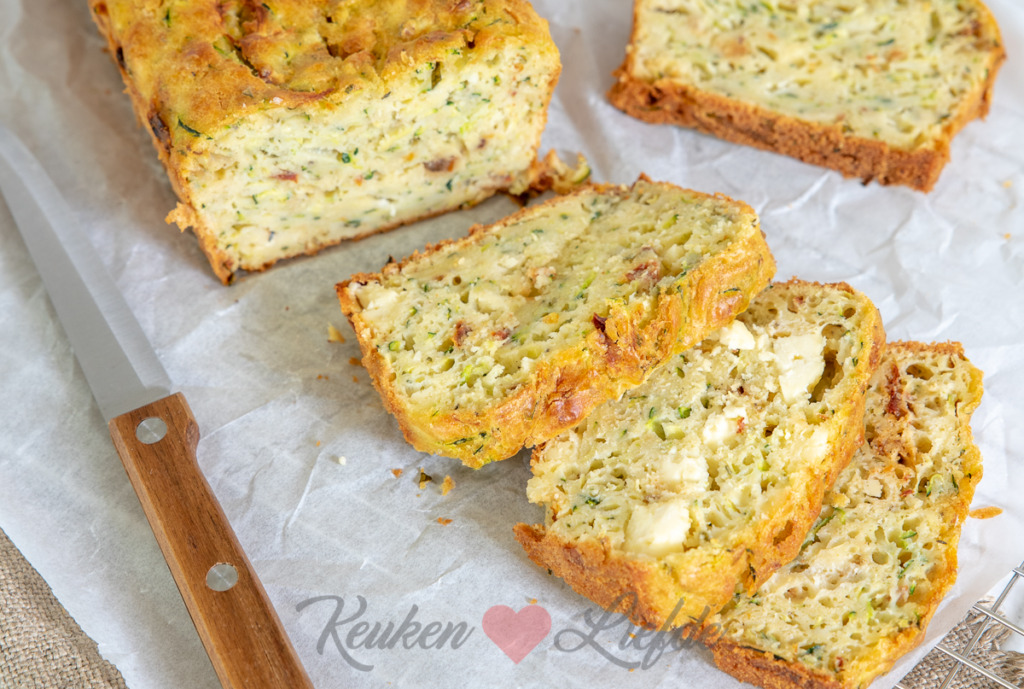 Courgettebrood met feta en zongedroogde tomaat