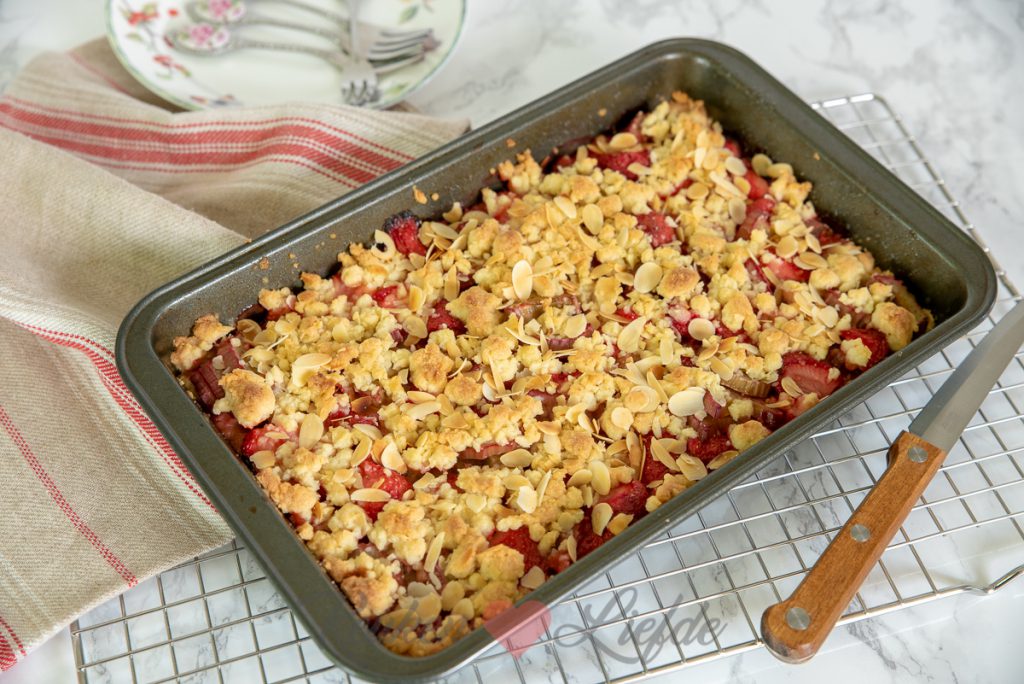 Kruimelkoek met aardbei en rabarber