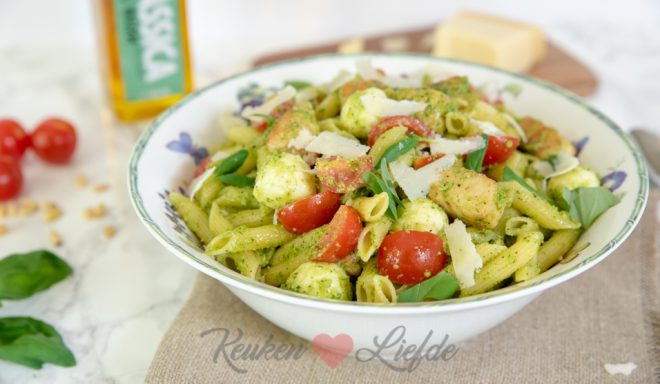 Pastasalade met pestodressing en kip