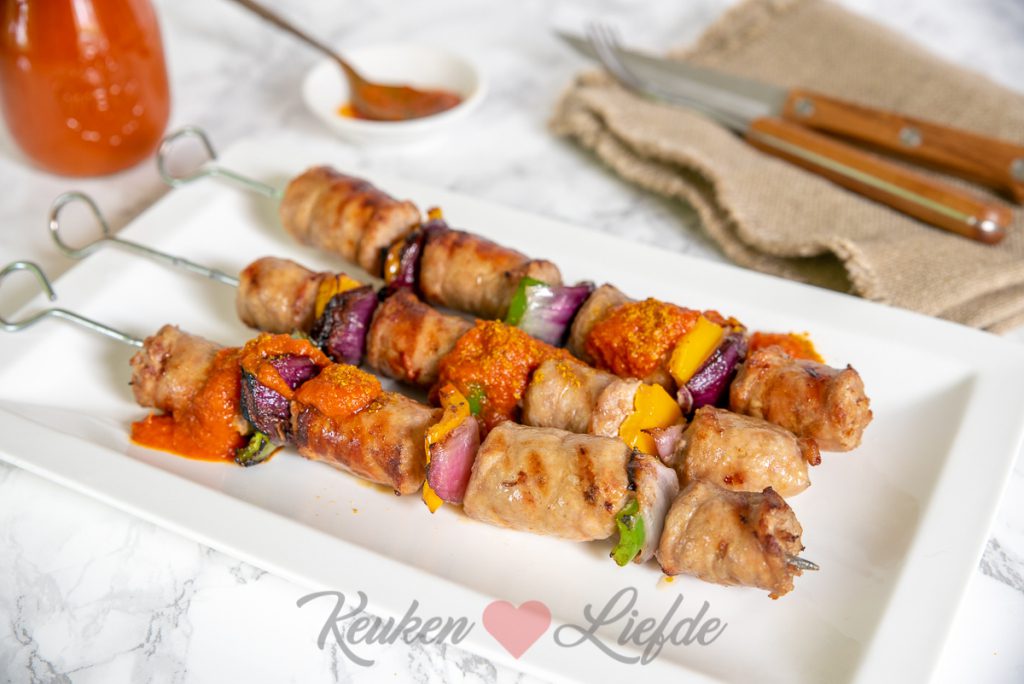 Braadworst spies met currysaus