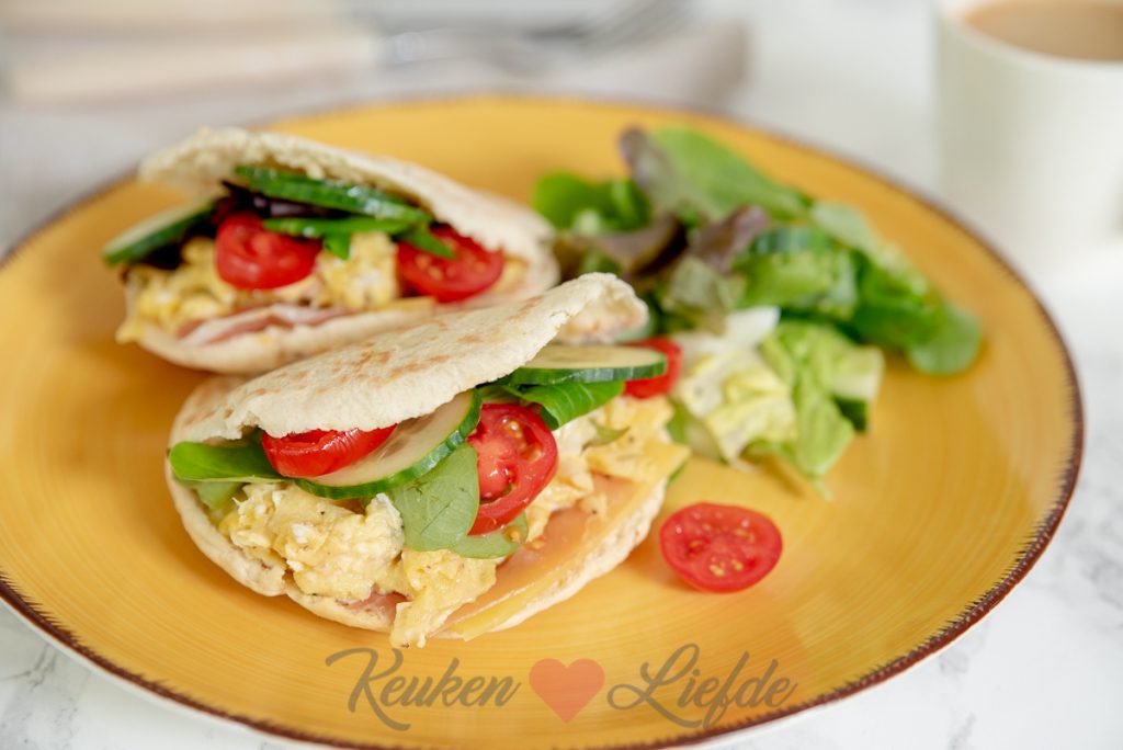 Pitabrood met roerei