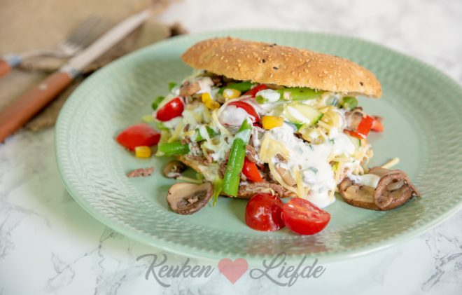 Turkse broodjes met gehakt, groenten en knoflooksaus