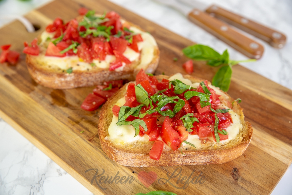 Bruschetta met mozzarella en tomaat Bruschetta met mozzarella en tomaat