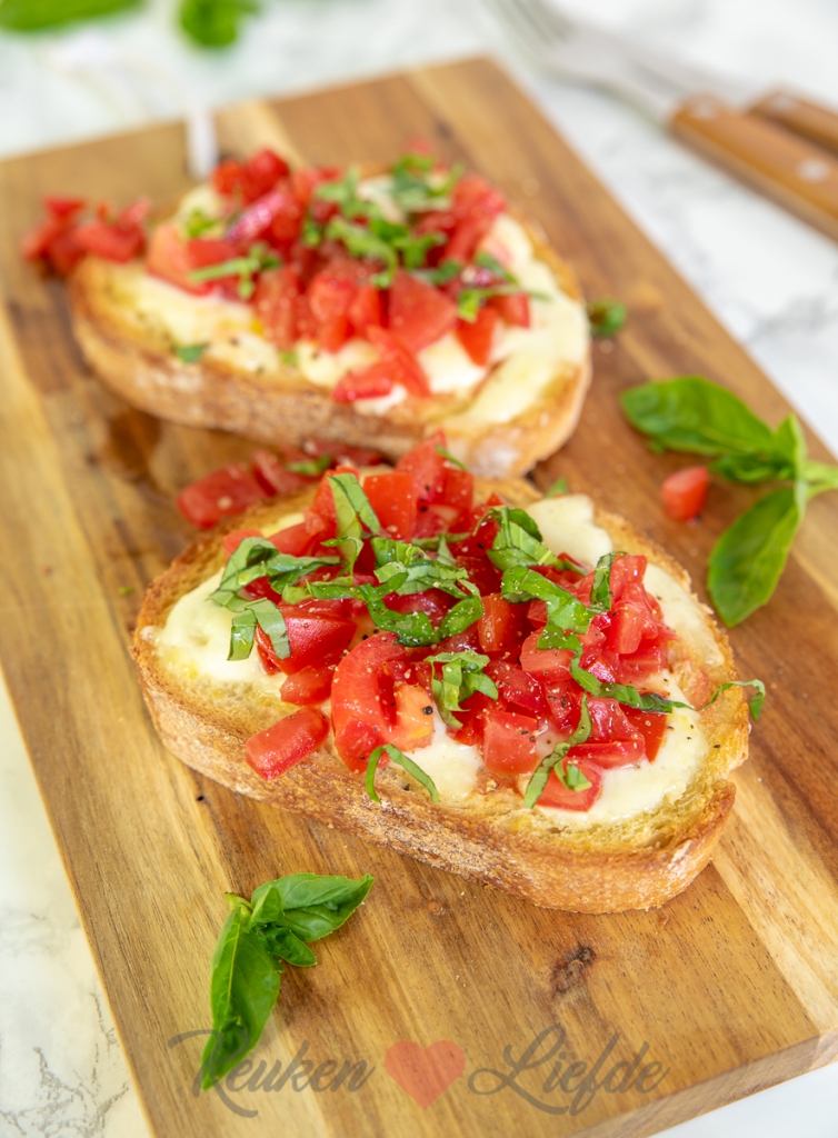 Bruschetta met mozzarella en tomaat Bruschetta met mozzarella en tomaat