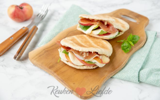 Pitabrood met mozzarella, perzik en Parmaham