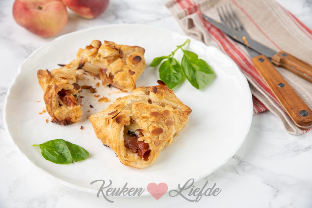 Bladerdeeg hapje met mozzarella, Parmaham en perzik