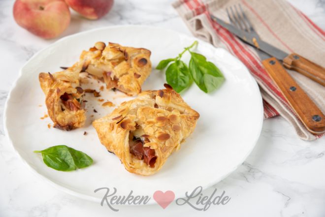 Bladerdeeg hapje met mozzarella, Parmaham en perzik