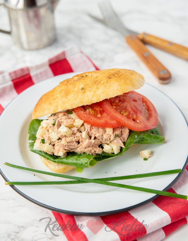 Ciabatta met tonijnsalade van de La Place Ciabatta met tonijnsalade van de La Place