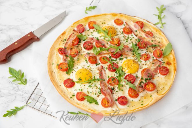Flammkuchen met ei, spek en cherrytomaat
