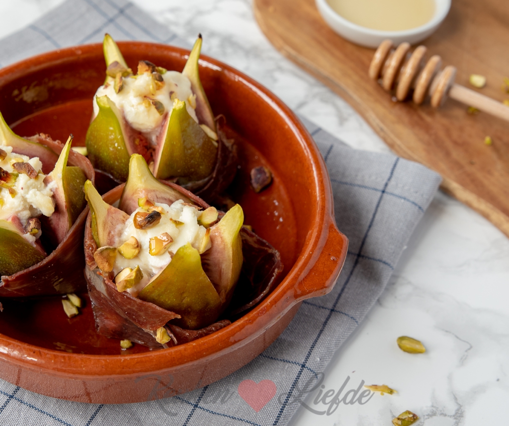 Gevulde vijg met ricotta, pistache en serranoham