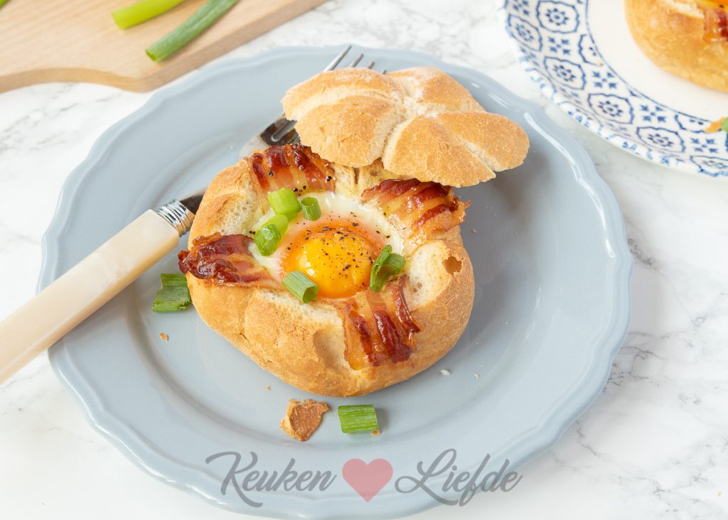 Ontbijtbroodje met ei en spek